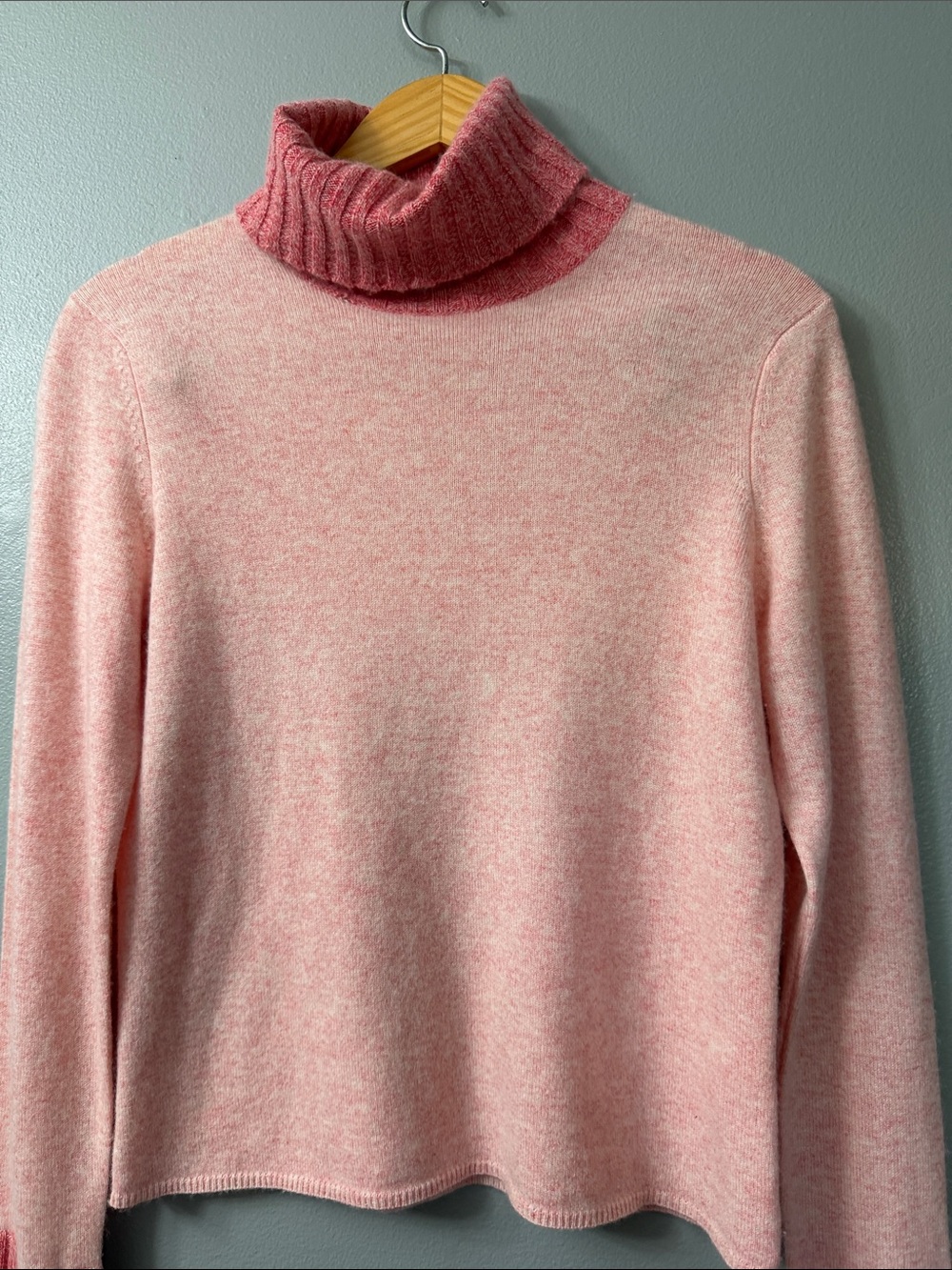 Magachoni cashmere Women's Pink Turtleneck Sweater - Soft Two-Tone Knit medium